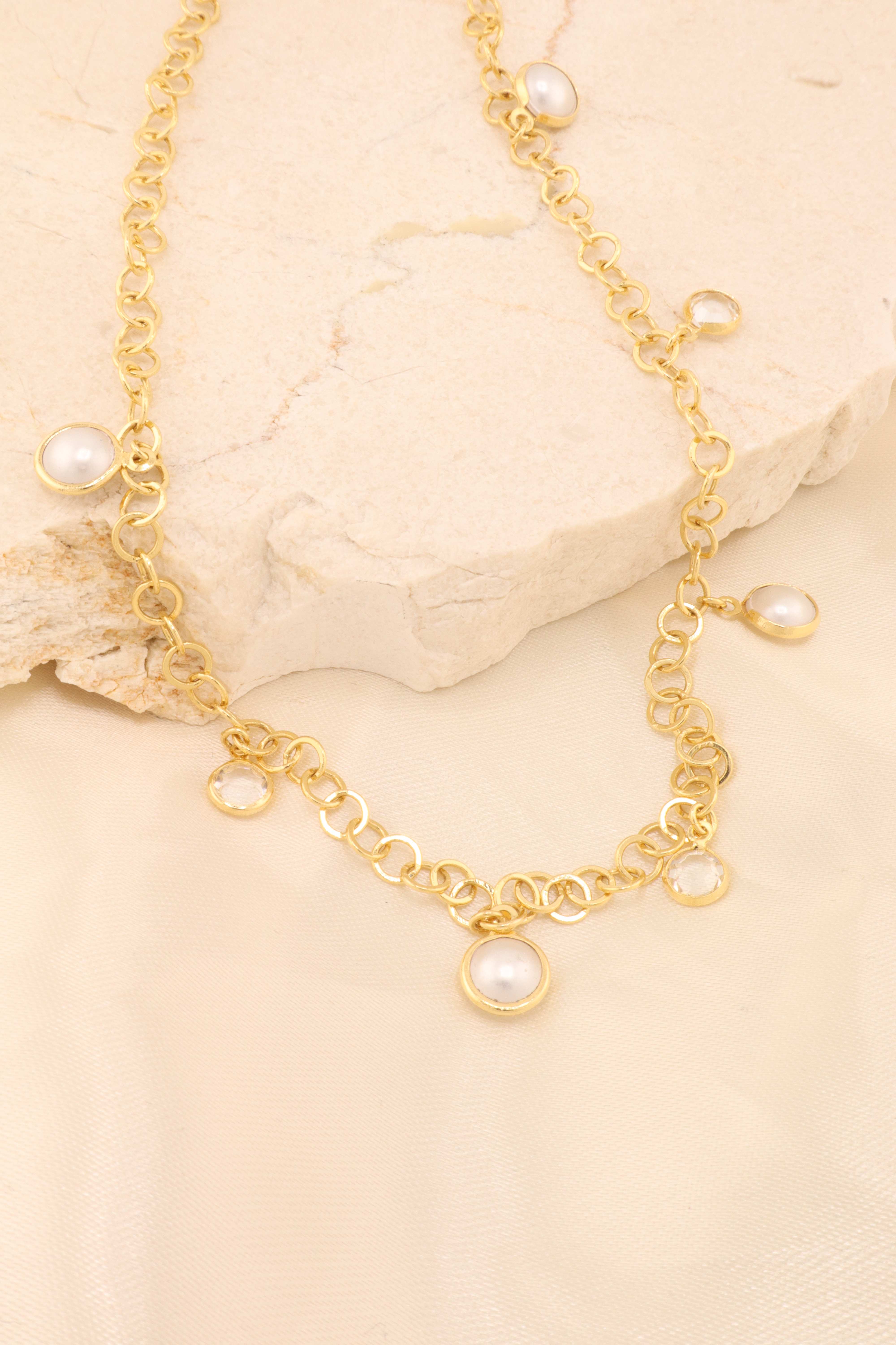 CHOCKER COM PÉROLAS E ZIRC